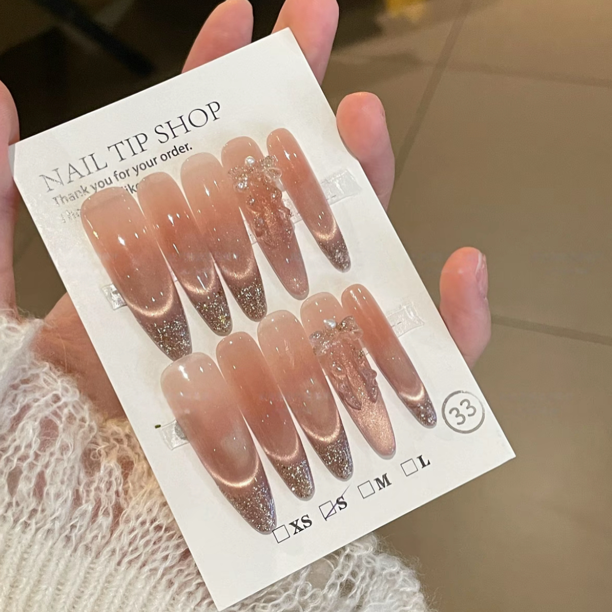 【银河梦里】韩系温柔蜜桃粉微笑猫眼爆闪指尖金闪蝴蝶结穿戴甲,淘宝优惠券,粉丝福利购,淘宝优惠卷