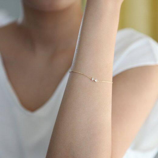 Браслет-бантик из 18-каратного золота с драгоценными камнями в форме сердечек