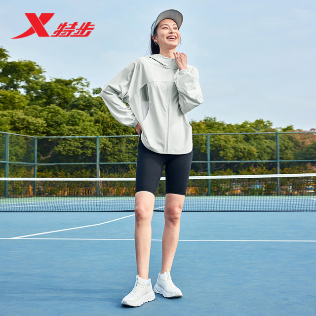 ຊຸດກິລາ Xtep ຂອງແມ່ຍິງໃນລະດູຮ້ອນ 2026 ຮູບແບບໃຫມ່ ແຫ້ງໄວ ປ້ອງກັນແສງແດດ ເຢັນ windbreaker ເສື້ອກິລາແມ່ຍິງຊັ້ນນໍາຂອງແມ່ຍິງ