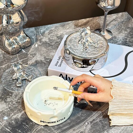 Cheese ceramic ashtray with lid Nordic personality trend light luxury home high-end living room office ashtray
