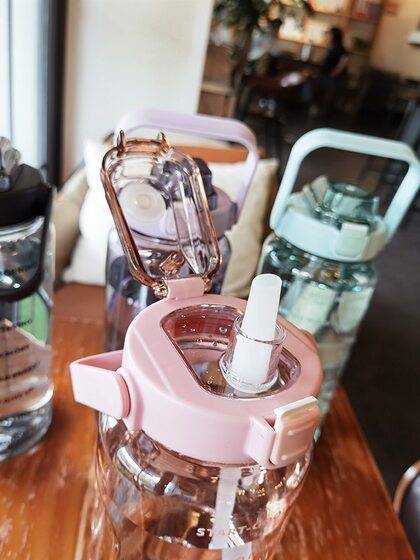 Extra large capacity water cup for women with straw scale 2000ml sports internet celebrity high temperature resistant summer water bottle plastic kettle
