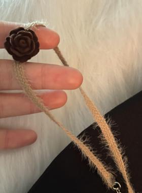 [楼哈哈]秋冬毛茸茸花朵项链气质慵懒风颈带美拉德锁骨链choker