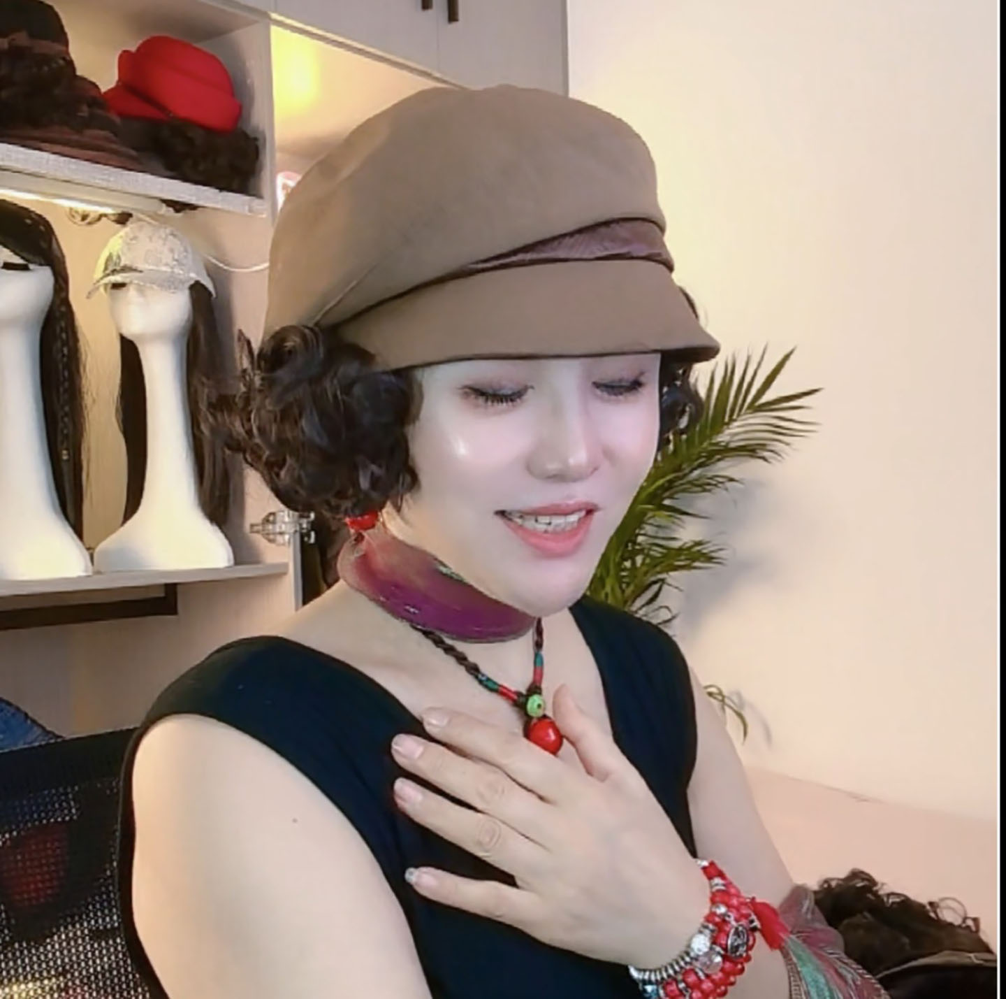 新款假发带帽子一体盆帽女妈妈款短卷发时尚减龄秋冬真发帽鸭舌帽