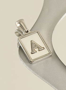 欧美新款跨境不锈钢英文字母吊坠时尚个性百搭通勤18k项链吊坠女