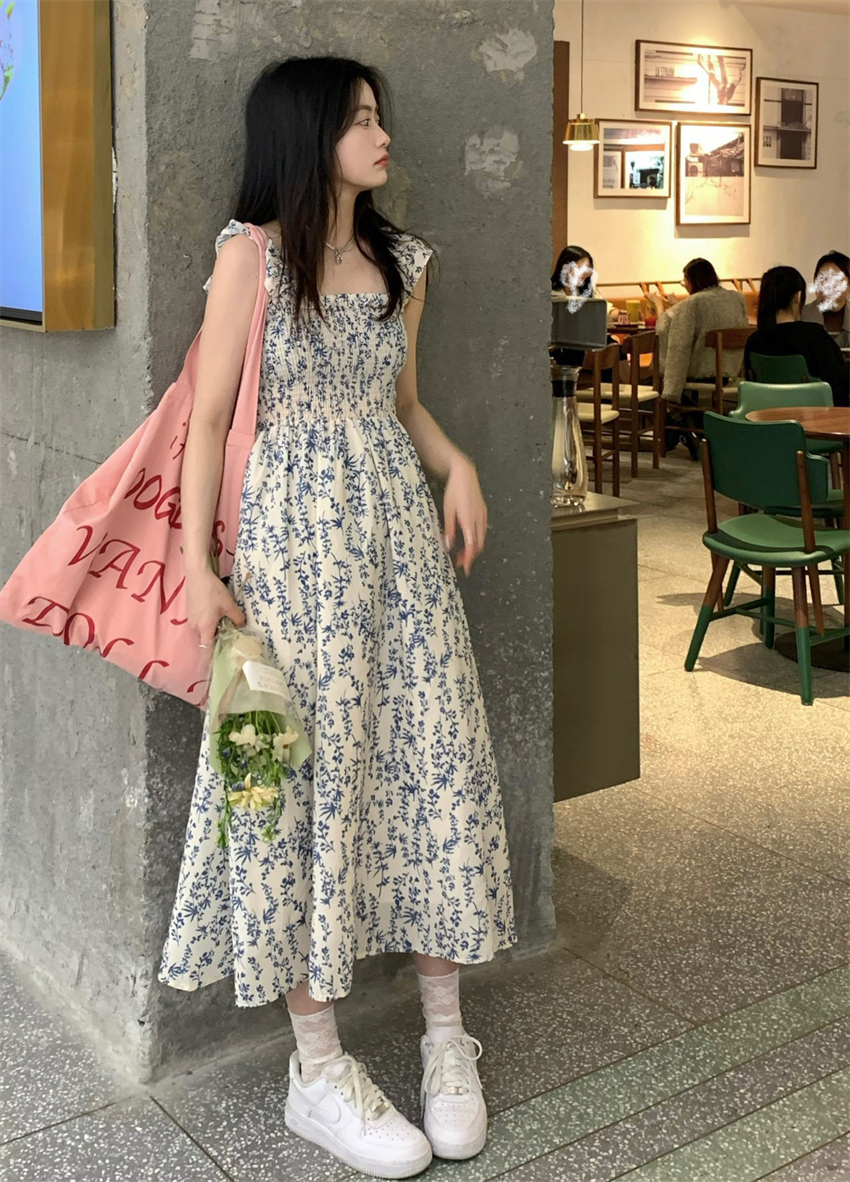 夏季新款茶歇法式飞飞袖碎花连衣裙女休闲无袖收腰显瘦a字长裙子