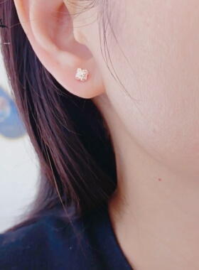 Au585简约时尚款幸运草耳钉
