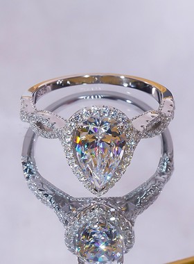 D色莫桑石群镶满钻扭臂水滴戒指