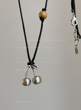 长款木珠樱桃吊坠项链女秋冬轻奢小众高级感黑色皮绳可抽拉毛衣链