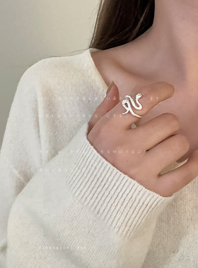 小众高级感灵蛇戒指女新中式本命年气质优雅时尚通勤百搭指环戒子