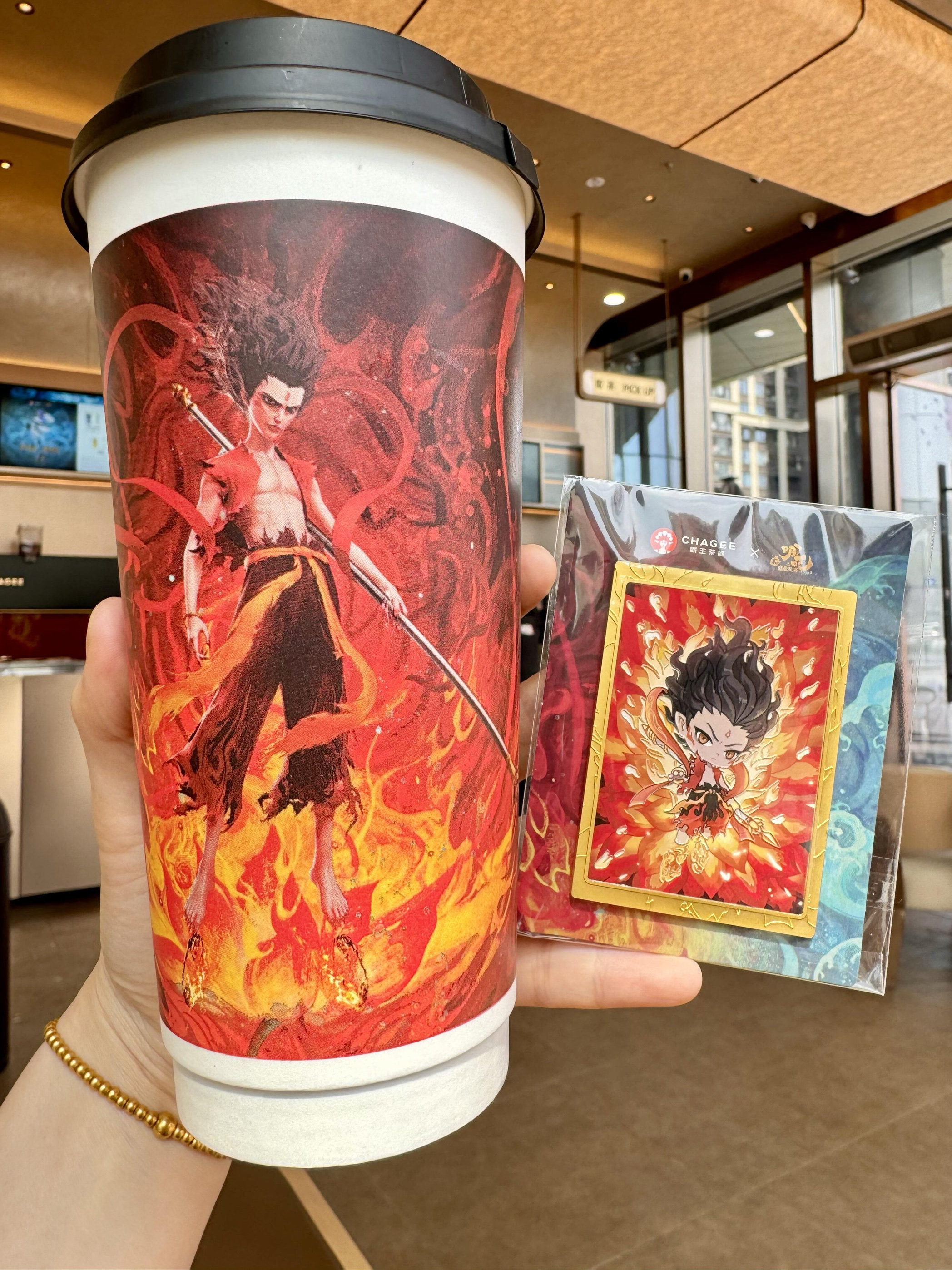 正品代购霸王茶姬新款联名哪吒之魔童降世镭射票徽章冰箱贴 - 图3