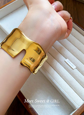 金色不规则褶皱宽手镯