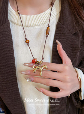 皮革绳编织小马吊坠项链