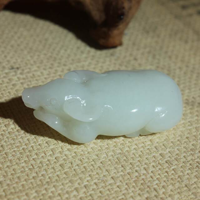 Wang Shizhai Jewelry/Xinjiang Hotan Jade White Jade Zodiac Ox Turns the World Pendant Pendant Whiteness Good Run H159