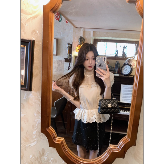 ເສື້ອ chiffon ແບບ Palace ກັບ lace hem