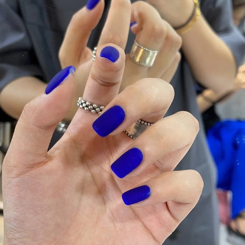 穿戴甲新款克莱因蓝美甲贴片显白高级感蓝色磨砂渐变纯色单色极简 - 图1