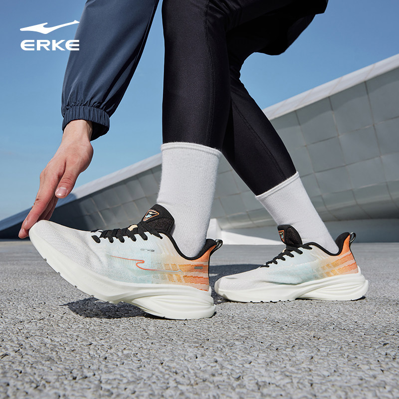  鸿星尔克跑步鞋