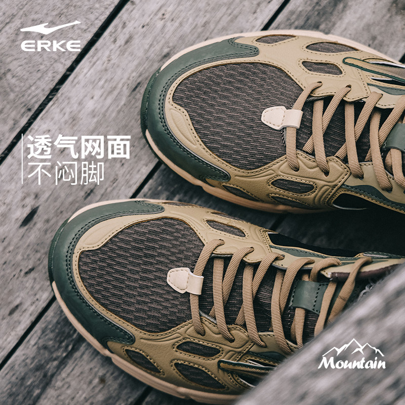  鸿星尔克跑步鞋