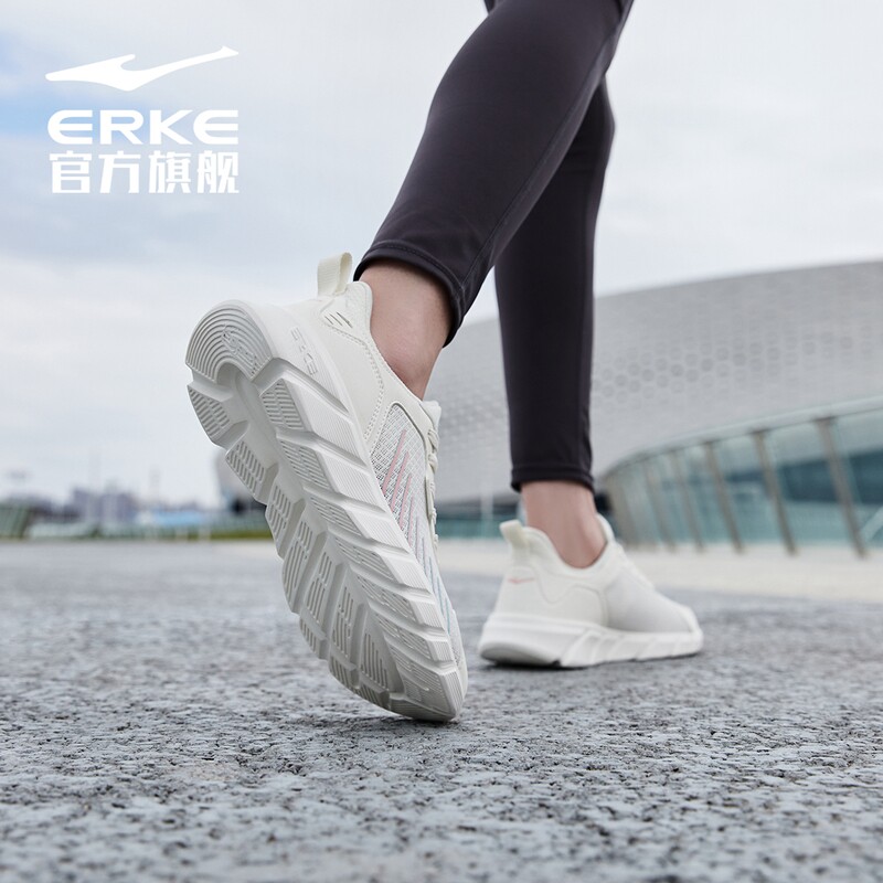 鸿星尔克女减震耐磨2022年跑步鞋 鸿星尔克跑步鞋