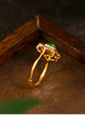 天然玉髓祖母绿镂空花纹戒指