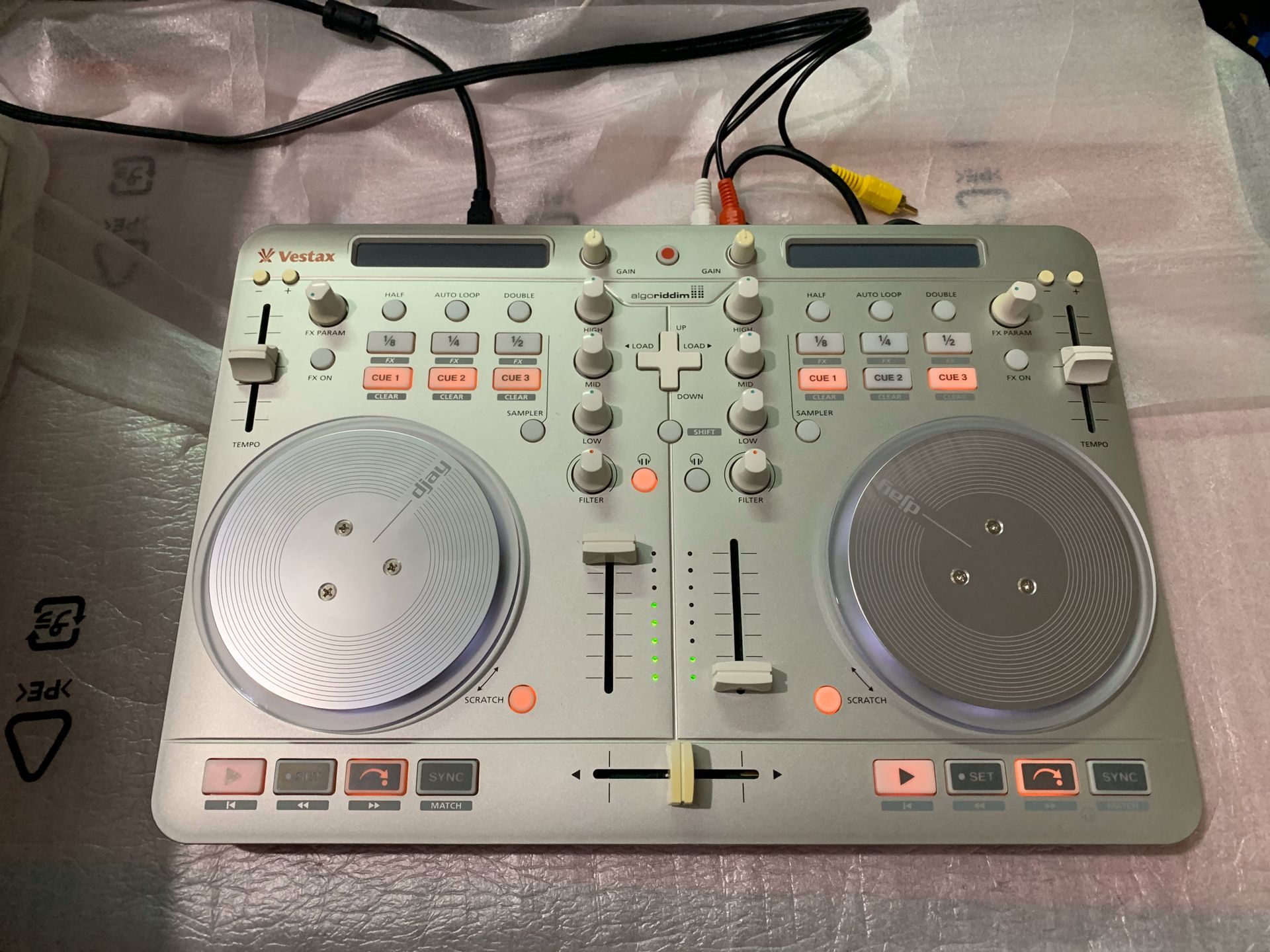 二手dj设备威士达vestax spin2控制器打碟机一体机带原包装99新 - 图2