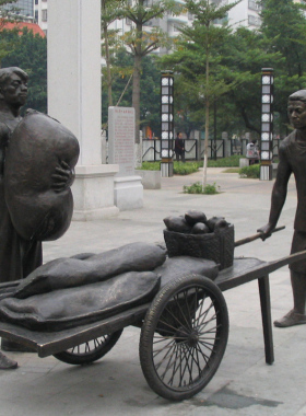 滨河公园码头搬运工情景玻璃钢