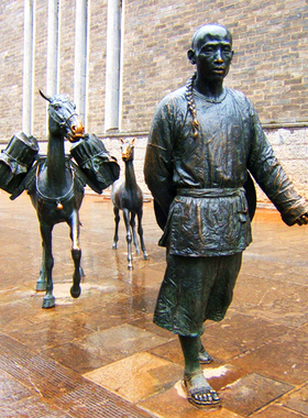 牵马人玻璃钢铸铜户外步行街艺术品雕塑定制摆件人物雕像大型雕塑