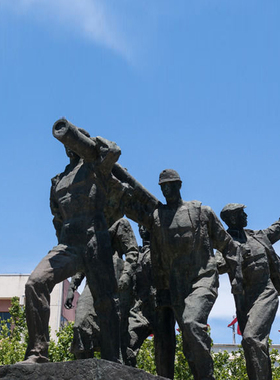 大庆油田工人王进喜劳动模范精神玻璃钢仿铜名人文化广场雕塑摆件