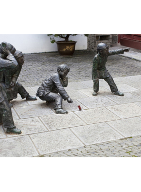 校园景观小品童趣小孩放鞭炮民俗商业街玻璃钢人物雕塑艺术装饰