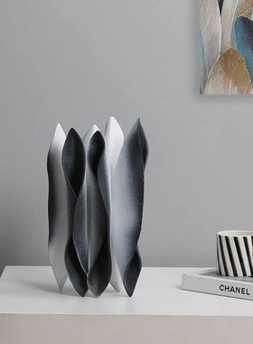 现代艺术感陶瓷装饰摆件