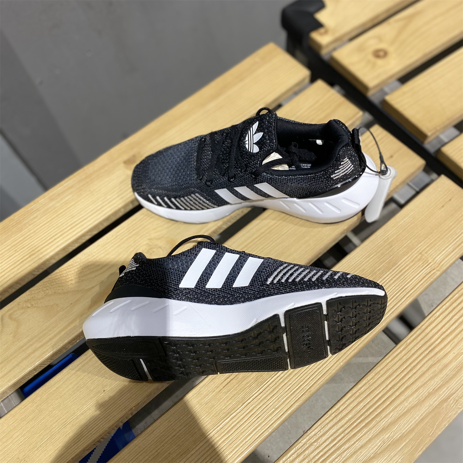 Adidas阿迪达斯跑步鞋女子2022夏季低帮耐磨轻便休闲运动鞋GV7971-图1