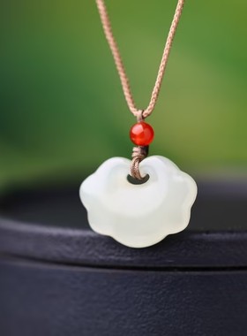 简约白色和田玉云朵如意锁吊坠