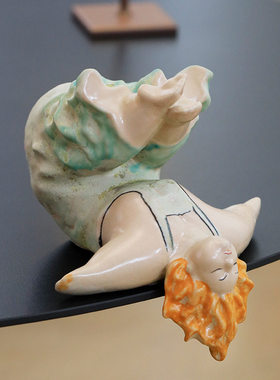 热销简约创意设计师款陶瓷摆件家居样板间软装倒立人物桌面雕塑装