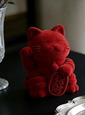 复古红色招财猫毛绒桌面摆件