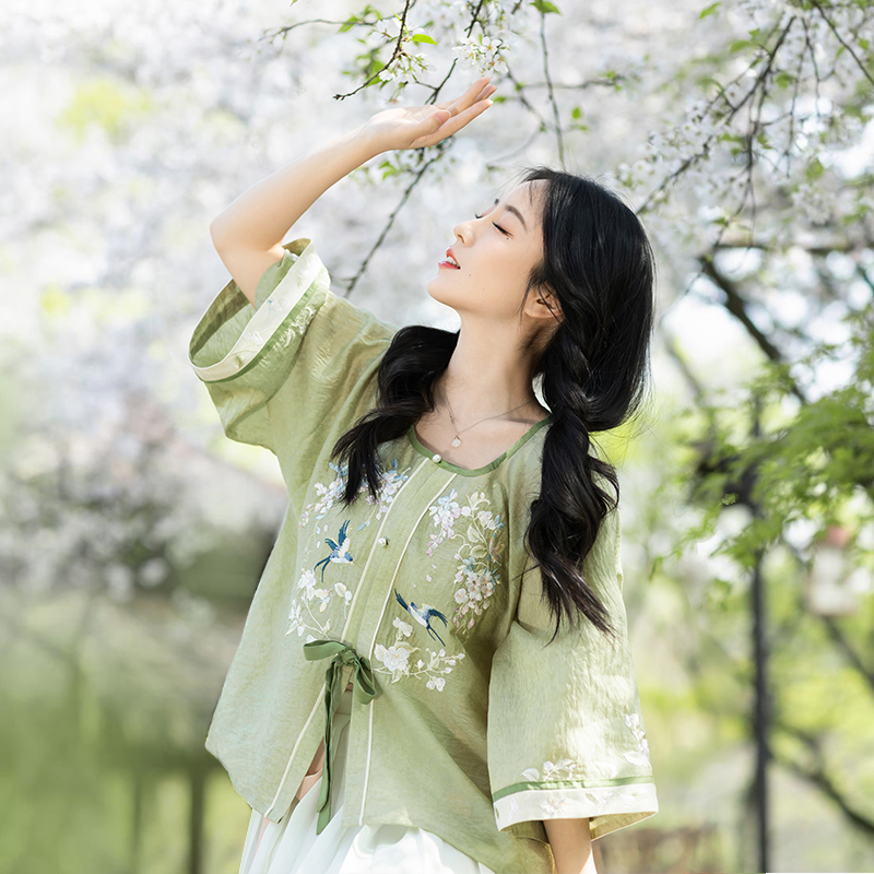 一川风月 清水溪汉初国风汉服元素女款春秋明制天丝圆领衫百迭裙 - 图0