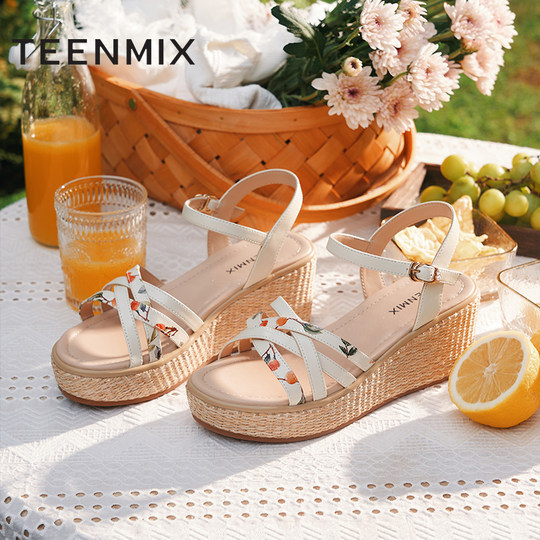 Та самая танкетка из ТК сплетена с красивым дизайном.