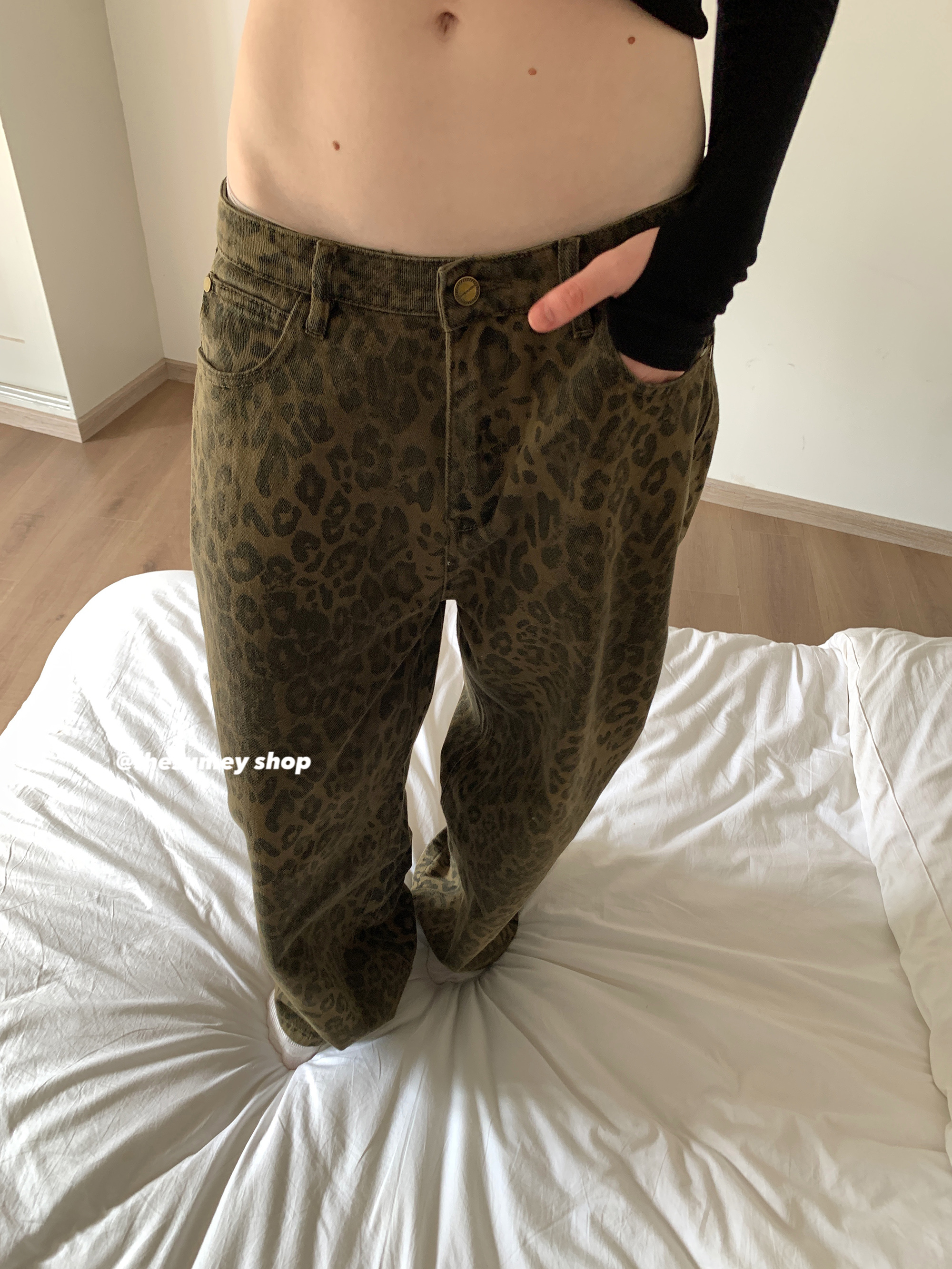 THESUMEY秋冬23新款设计感百搭酷辣豹纹牛仔裤女显瘦直筒休闲长裤 - 图3