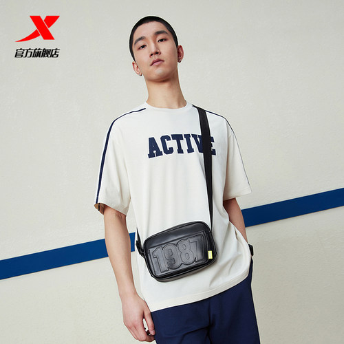 特步女士休闲革面单肩包2025秋季官方情侣款运动通勤包防水挎包男 - 图0