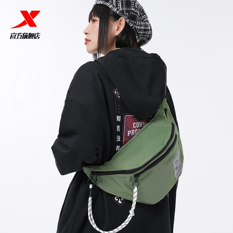 特步运动男女2023新款通勤单肩包 特步单肩背包