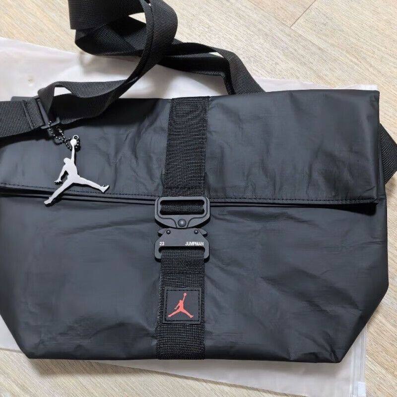 Nike NIKE member gift AJ sports outdoor leisure fitness cycling shoulder messenger bag black BG011-01