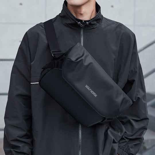 斜挎包男多功能潮胸包邮差通勤包磁吸扣背包男士运动单肩骑行跨包