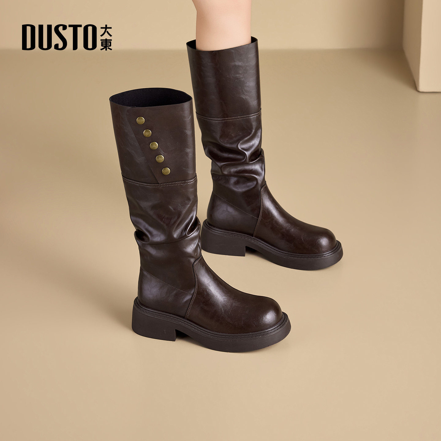 大东骑士靴女鞋2025冬季新款时尚休闲优雅粗跟中跟按扣圆头D0150,淘宝优惠券,粉丝福利购,淘宝优惠卷