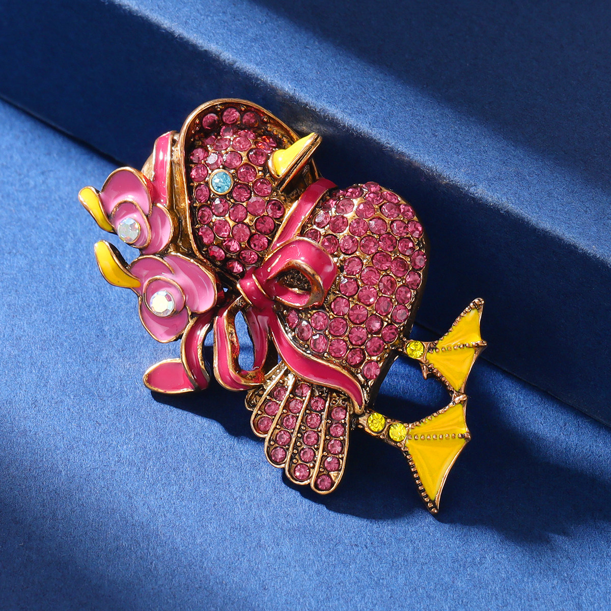 复古满钻粉色鸭子胸针卡通可爱动物服装配饰胸花时尚创意西装别针,淘宝优惠券,粉丝福利购,淘宝优惠卷