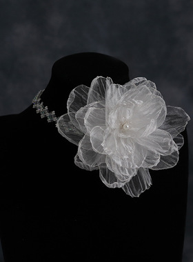 新娘白色花朵项链结婚拍照