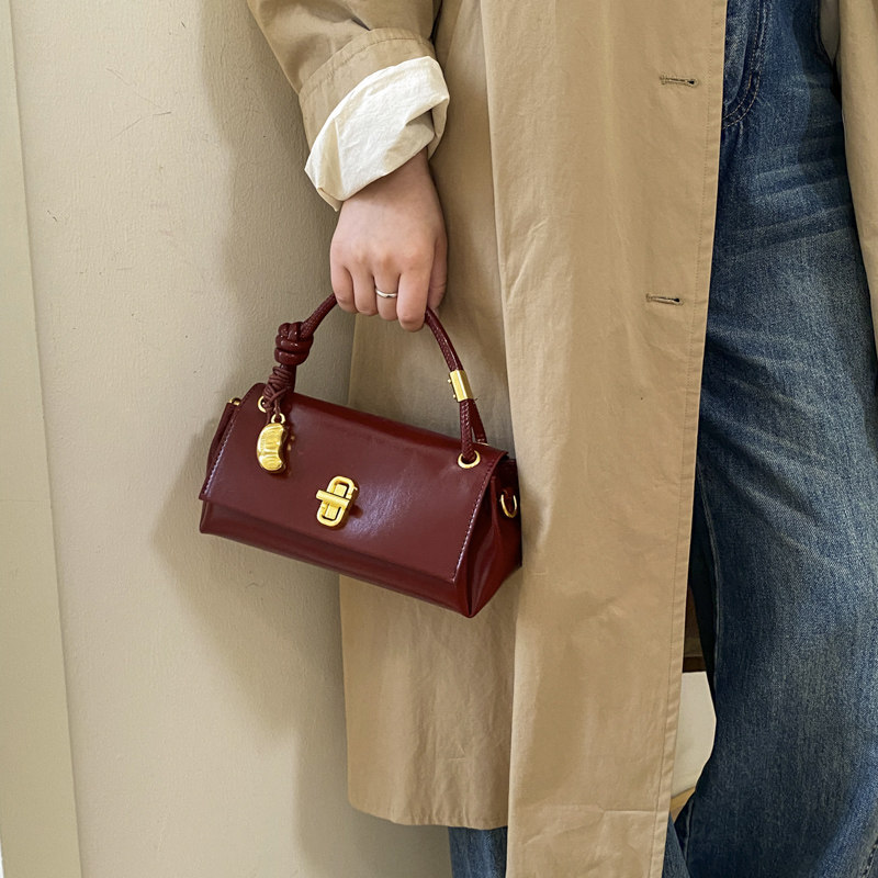 韩系小众设计复古小方包女酒红色油蜡皮手提斜挎包高级感百搭新款,淘宝优惠券,粉丝福利购,淘宝优惠卷