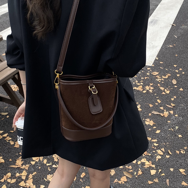 韩国复古包包女式2026新款超火轻奢小众手提水桶包百搭爆款斜挎包,淘宝优惠券,粉丝福利购,淘宝优惠卷