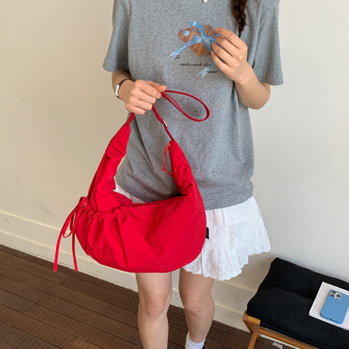 日系休闲红色饺子包女大容量褶皱帆布单肩斜挎百搭学生上班通勤包 - 图0
