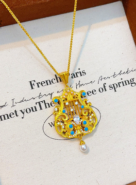 女沙金点钻镂空如沐爱河古琴吊坠