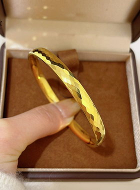 女沙金亮面实心菱形格纹素圈手镯