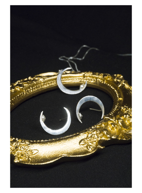 首饰勒尔元素月亮上的蒙古包项链