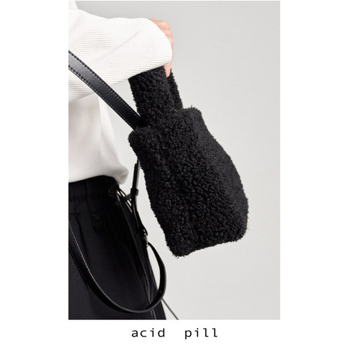 爱喜acid pill｜可可爱爱玩具黑煤炭泰迪熊毛手拎斜挎小方包 - 图0